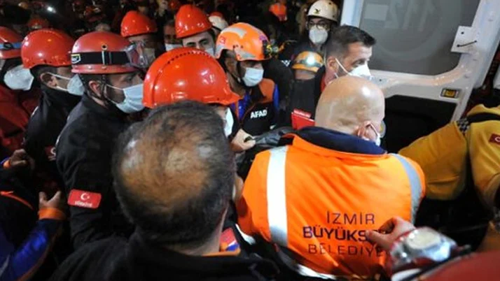 İzmir'de enkazın altından saatler sonra kurtarılan kadın ambulansta vefat etti
