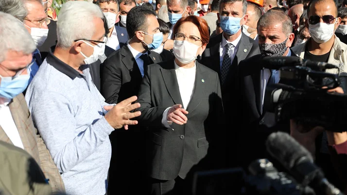 İYİ Parti Genel Başkanı Meral Akşener İzmir'de deprem bölgesinde inceleme yaptı