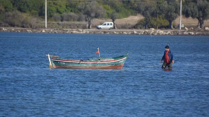 Seferihisar'da deprem sonrası taşan deniz bugün çekildi kimileri denizde yürüdü