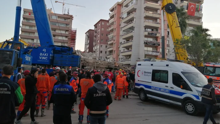 İzmir depreminde hasar alan binanın çökme riski nedeniyle çalışmalara ara verildi