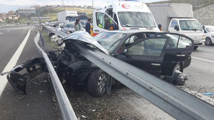 Kocaeli'de feci kaza! Otomobil bariyerlere saplandı