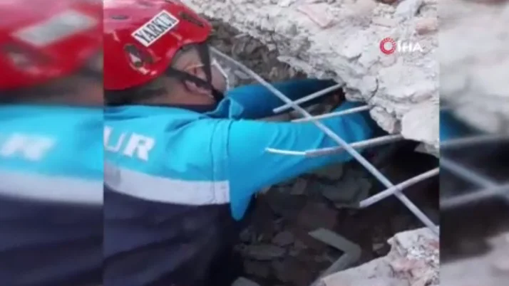 İzmir'de saatler sonra mucize kurtuluş! İşte enkazdan kurtarılma anı