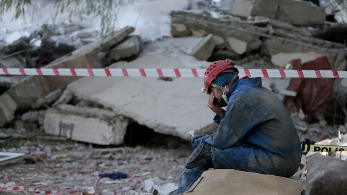 İzmir depremi sonrası kahreden anlar! Arama kurtarma personeli ağladı