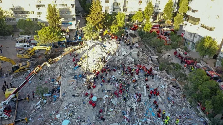 Son dakika İzmir'de deprem operasyonu! Yıkılan binaların müteahhitleri gözaltına alındı