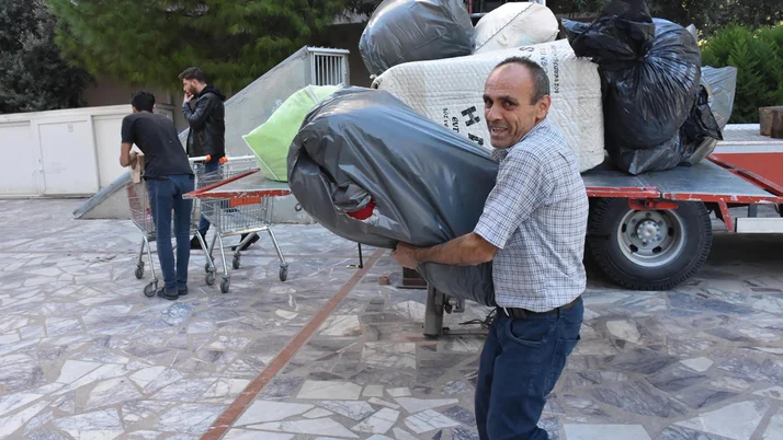 İzmir'de evlerine günler sonra ilk kez girdiler! Taşınmak için yarım saatlik izin verildi