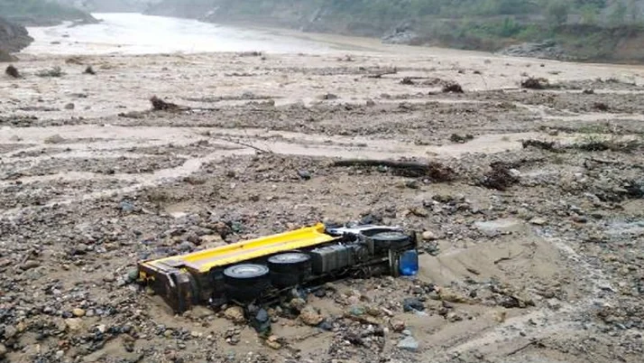 Giresun'da şantiyeyi sel bastı! İş makineleri sürüklendi