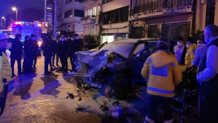 Beşiktaş'ta aşırı hız kazayı beraberinde getirdi: 2 kişi yaralandı