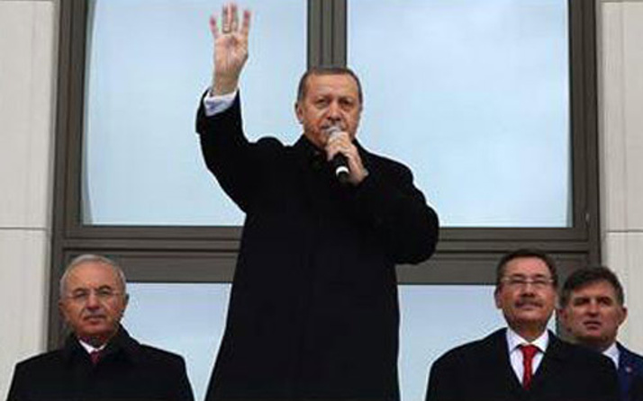 Erdoğan Saray'ın balkonundan halkı selamladı