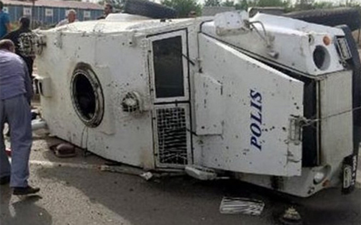 Silopi'de polis aracı devrildi: 8 yaralı