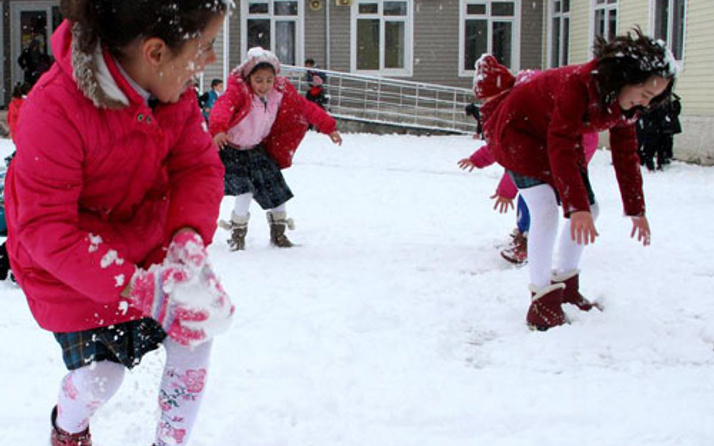 Okullar yarın tatil mi kar yağışı fena bastırdı