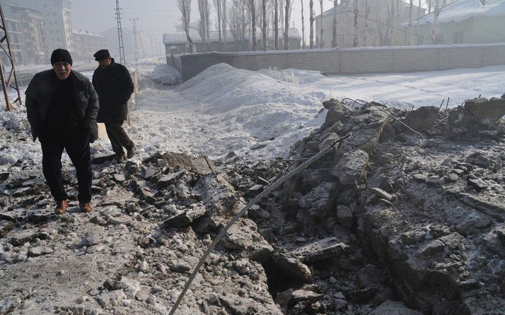 Yüksekova'da yola döşenen bomba infilak etti