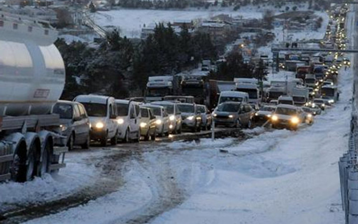 İstanbul-İzmir karayolu ulaşıma kapatıldı