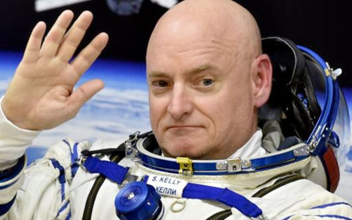 Astronot uzaydan 5 santim uzayarak döndü