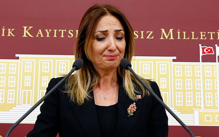 CHP'den ihraç edilen Nazlıaka gözyaşlarını tutamadı!