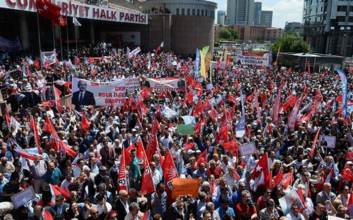 Binlerce kişi CHP önünde Kılıçdaroğlu’na destek verdi!
