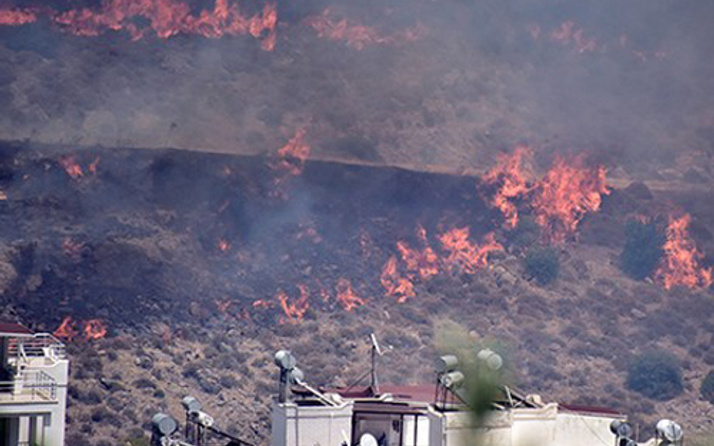 Bodrum'da orman yangını sitelere ilerliyor