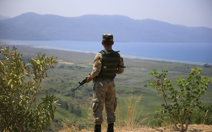 Asker Ağrı'da teröristlerle çatıştı!