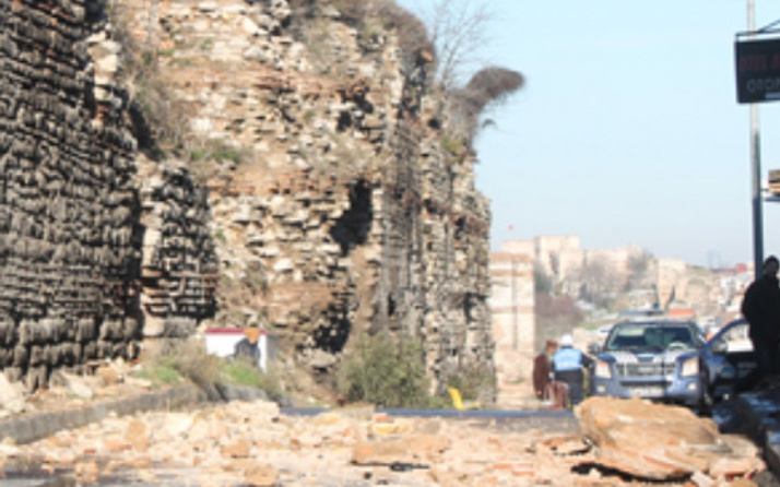 İstanbul'da son dakika tarihi surlar çöktü