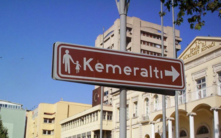 İzmir'de 150 yıllık tarihi bina çöktü!