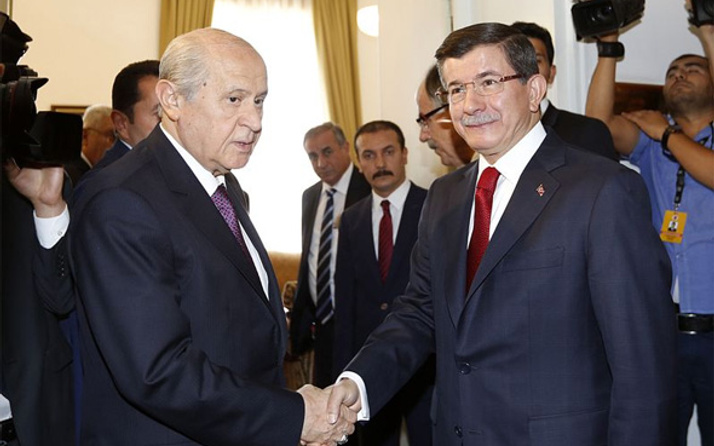 Davutoğlu'ndan Bahçeli'ye: Biz seni 17:25 Aralık saatiyle biliriz