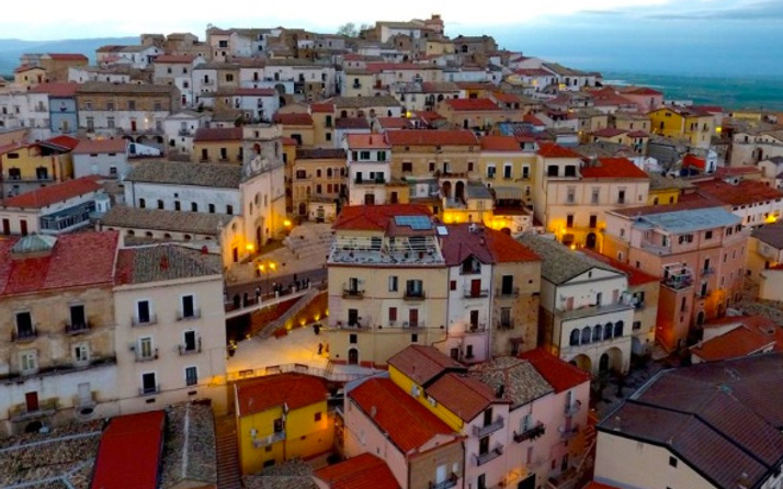 İtalyan kasabasında yaşamak ister misiniz hem de 800 euro'ya!