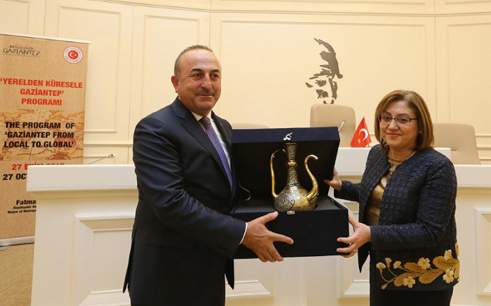 Dışişleri Bakanı Çavuşoğlu Fatma Şahin'i ziyaret etti