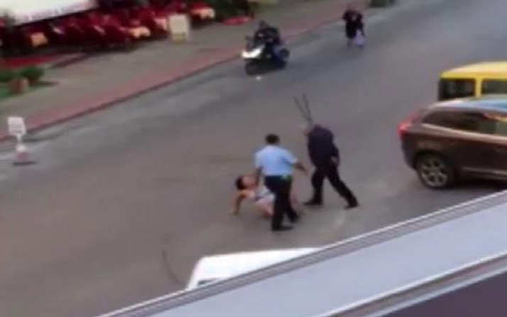 Yerde yatan kadına dayak: 2 polis açığa alındı