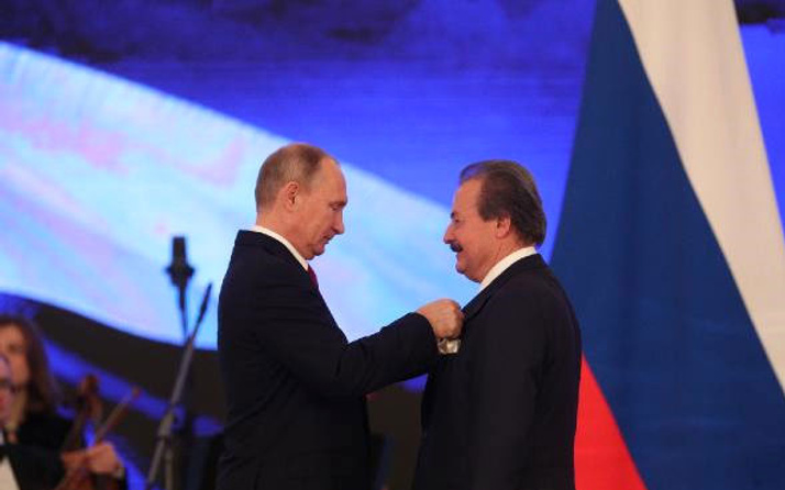 Cavit Çağlar, "Devlet Nişanı"nı Rusya lideri Putin'den aldı