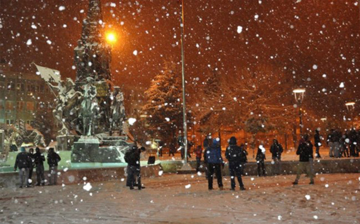 İstanbul'da kar yağışı başladı Meteoroloji uyarı geçiyor