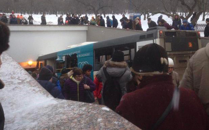 Moskova'da otobüs yayaların arasına daldı! Ölü ve yaralılar var