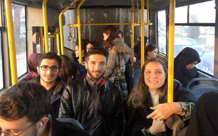 Rektör öğrencilerle birlikte otobüste