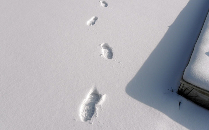 Hırsızı kardaki ayak izi ele verdi