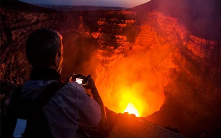 Nikaragua'da volkan bilimci volkanın içine düştü