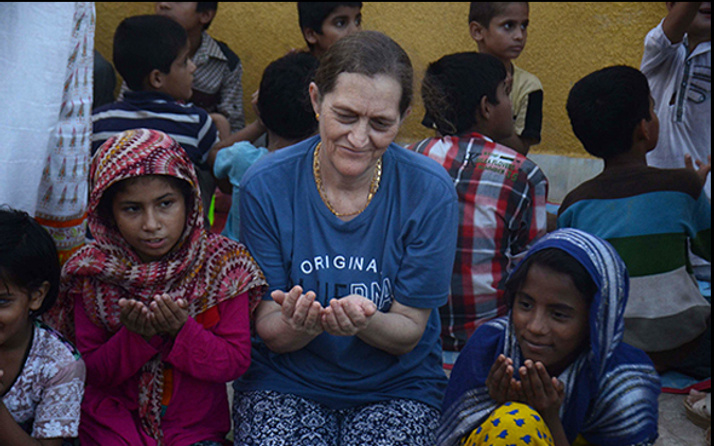 Müslüman olan İngiliz kadın Pakistan’da 500 yetime bakıyor