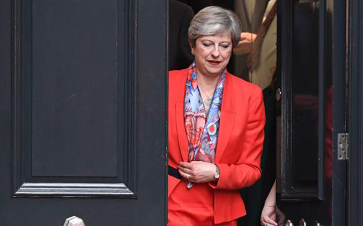 Protesto edilen Theresa May aracına kaçtı