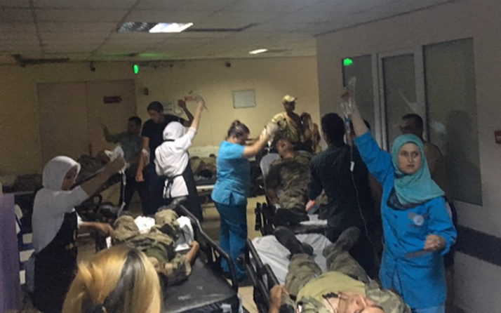 Manisa'da yine onlarca asker hastaneye kaldırıldı