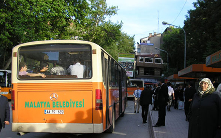 Malatya'da belediye otobüsü iş yerine girdi