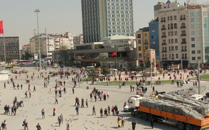 15 Temmuz için Taksim'e getirildi her gören fotoğraf çekiyor