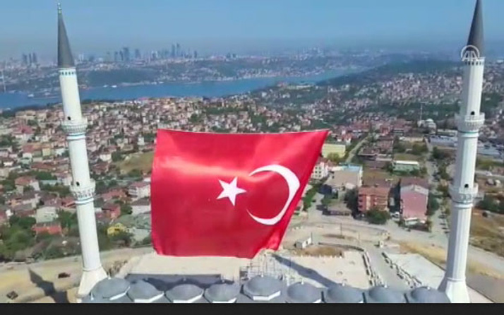 İki saat sürdü vinçle asıldı İstanbul'un birçok noktasından görülüyor