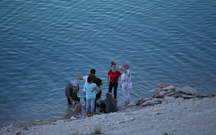 Sıcaktan bunalan vatandaşlar soluğu Atatürk Barajı'nda aldı