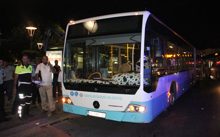  Belediye otobüsü durakta yolculara çarptı