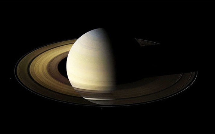 Cassini, Satürn'le en yakın temasını kurdu
