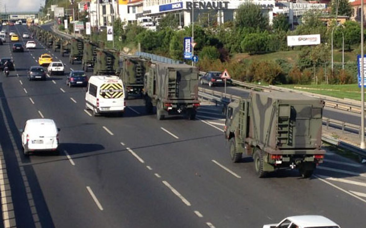 İstanbul E-5'te yüzlerce metrelik askeri konvoy!
