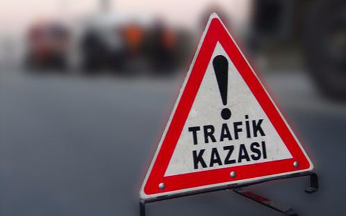 Konya'da minibüs yön levhası direğine çarptı: 5 yaralı