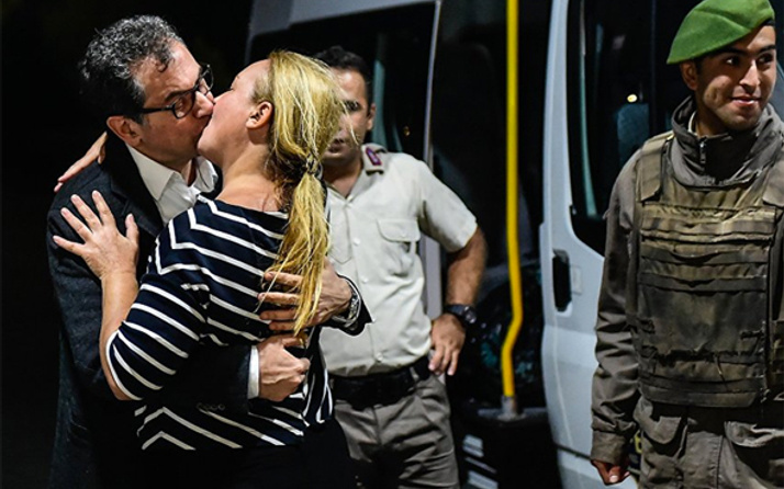 Kadri Gürsel ve eşi öpüşürken CHP'li Mahmut Tanal da...
