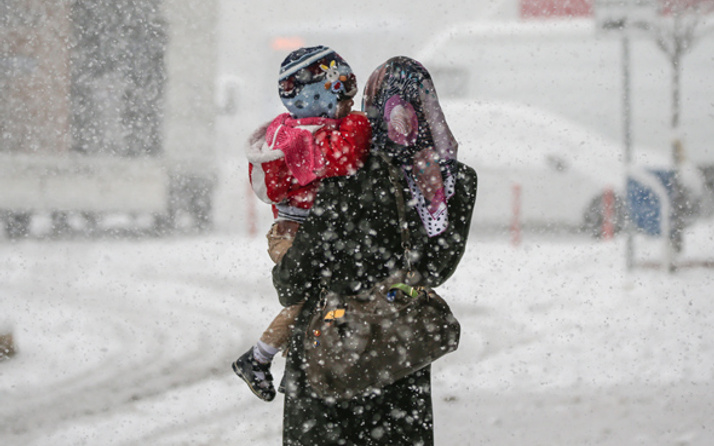 Yoğun kar İstanbul'a dayandı son hava durumu raporu