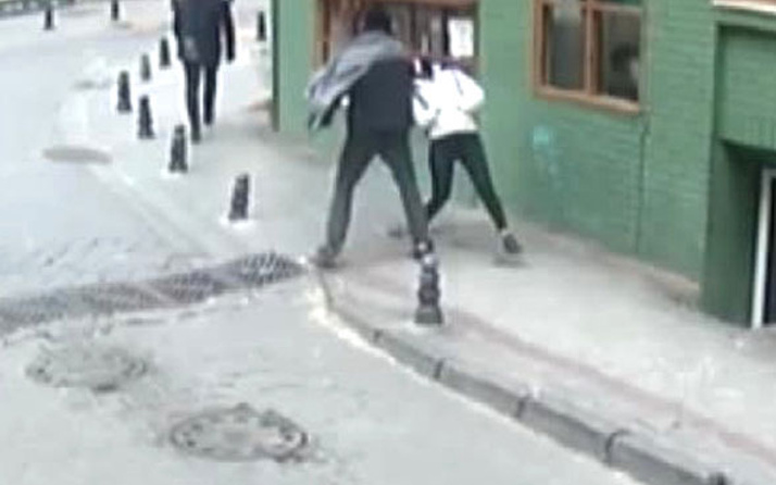 Kadıköy'de genç kıza yumruklu saldırı! 
