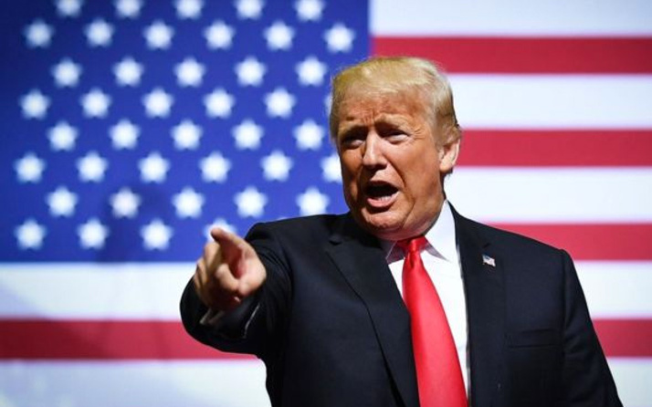Sokağa 'üzerime işe' yazılı mini Trump büstleri koydu