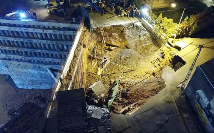 Ümraniye'de metro inşaatı yanındaki yol çöktü 2 kişi hayatını kaybetti