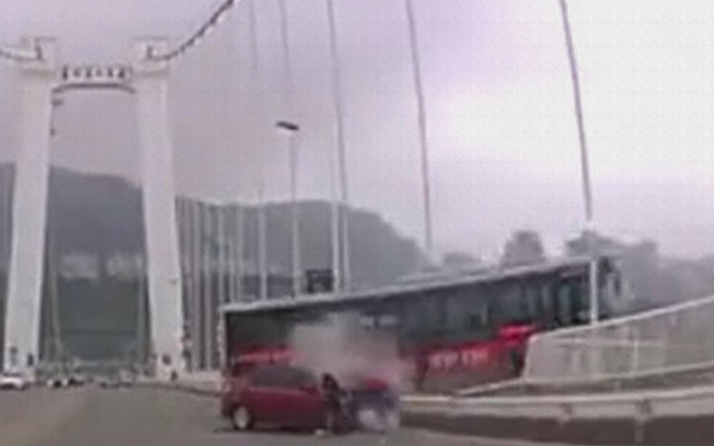 Kadın yolcu şoföre saldırdı: Otobüs köprüden uçtu!